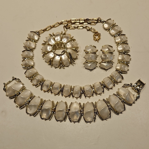 Vintage STAR Brand Goldtone & White Pearlized 4 Piece Jewelry Set - Picture 1 of 13